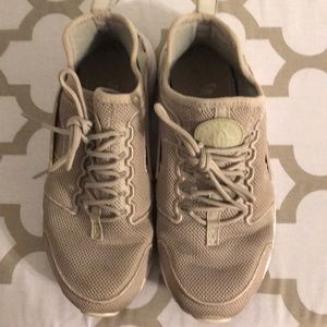 Grey women’s Nike Huaraches